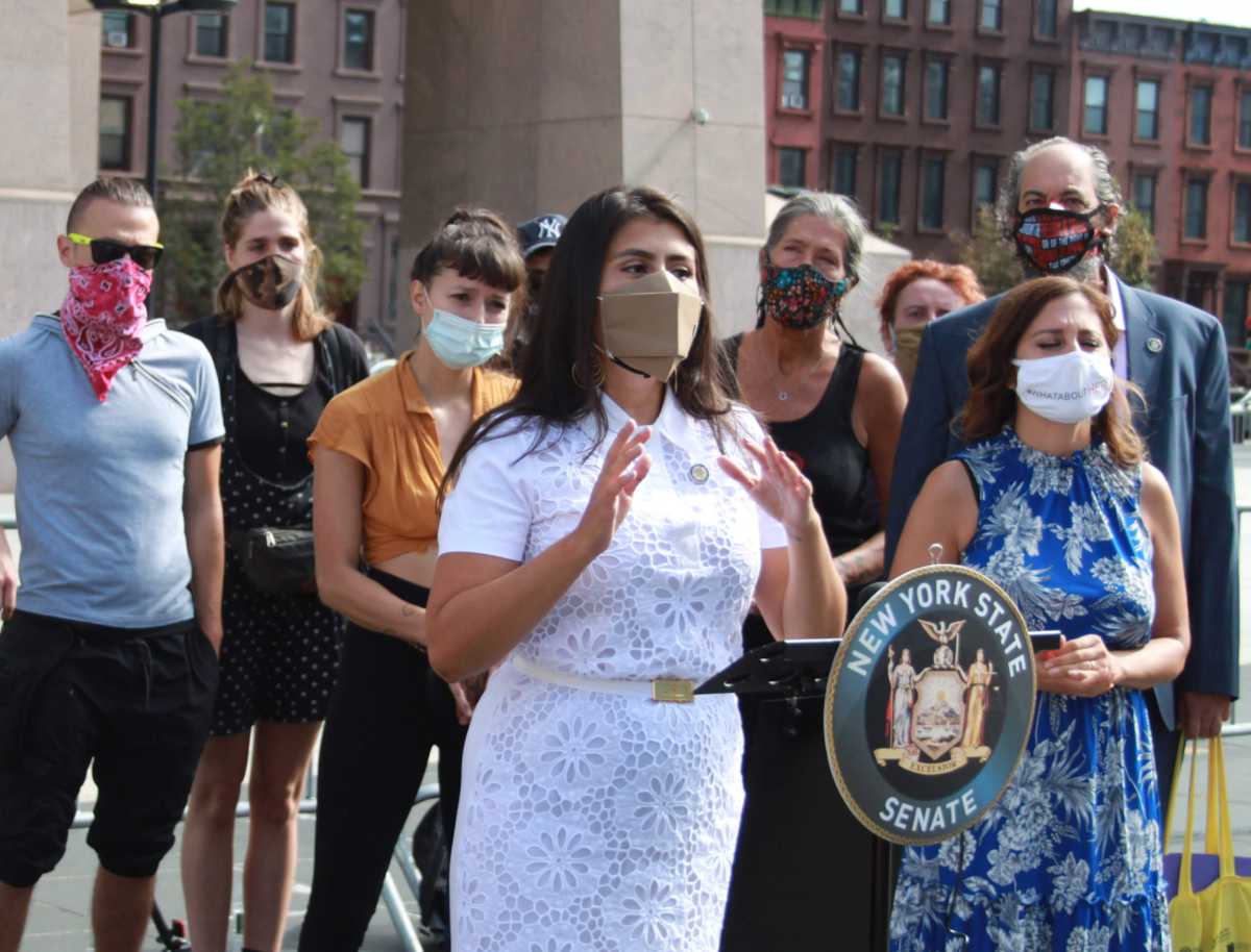 Senadora de Queens pide a la Autoridad de Licores restaurar licencias de licor