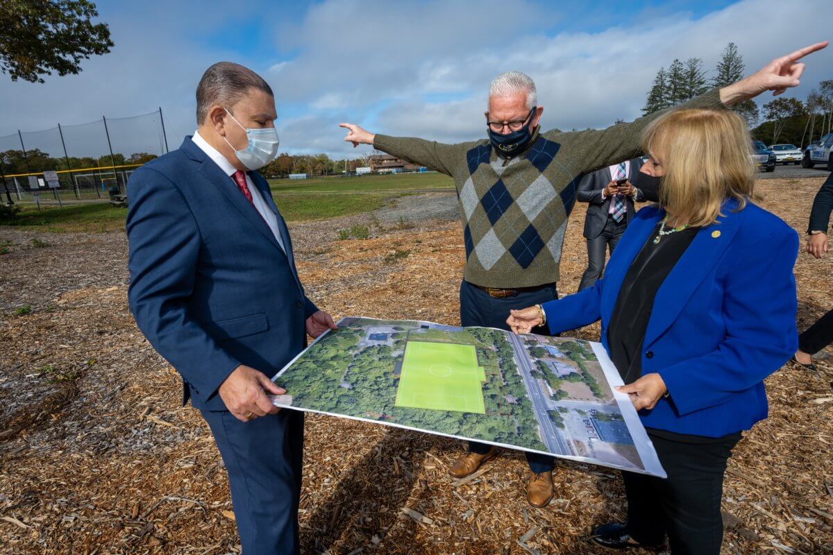 Anuncian construcción de campo de fútbol en Central Islip Community Park