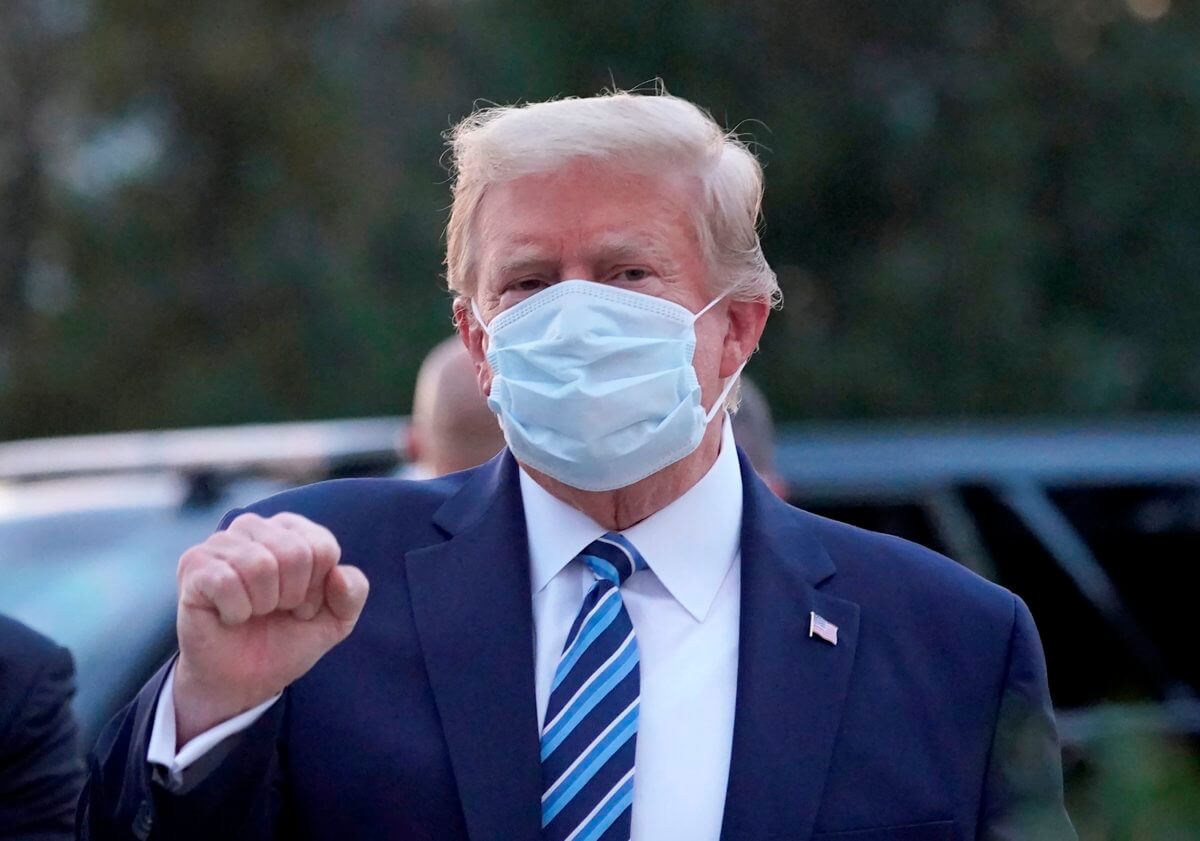 Trump regresa a la Casa Blanca pese a no estar fuera de peligro por COVID-19