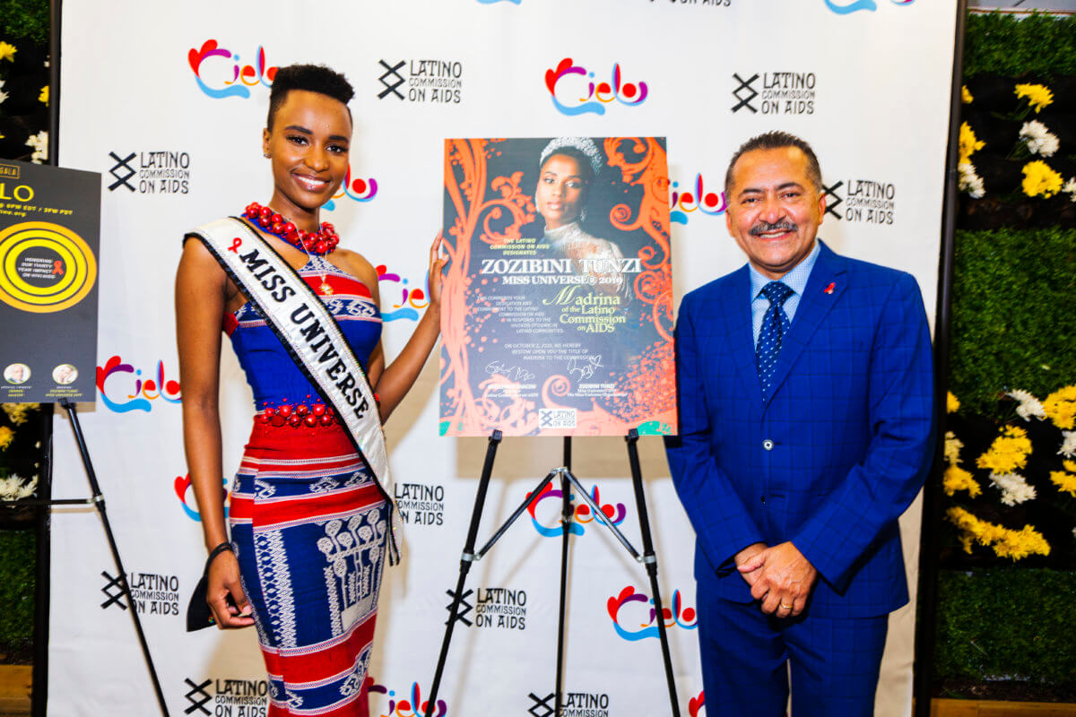 Zozibini Tunzi, Miss Universo, Madrina 2020 y Guillermo Chacón, presidente de la Comisión Latina sobre el SIDA