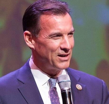 Demócrata Tom Suozzi confía en ganar la reelección al Congreso por el Distrito 3