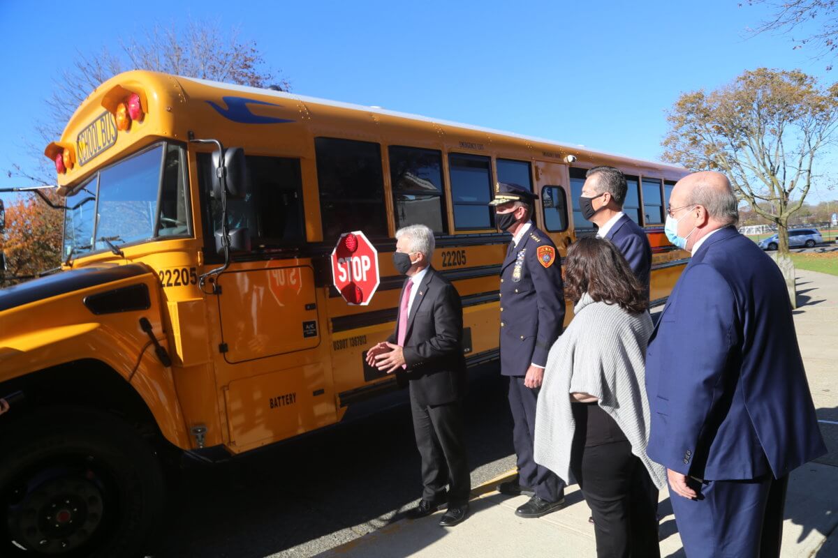 Condado de Suffolk y BusPatrol implementan programa de seguridad escolar