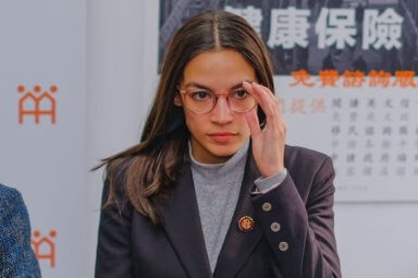 AOC «extremadamente perturbada, preocupada» por la negativa de Trump a ceder ante Biden