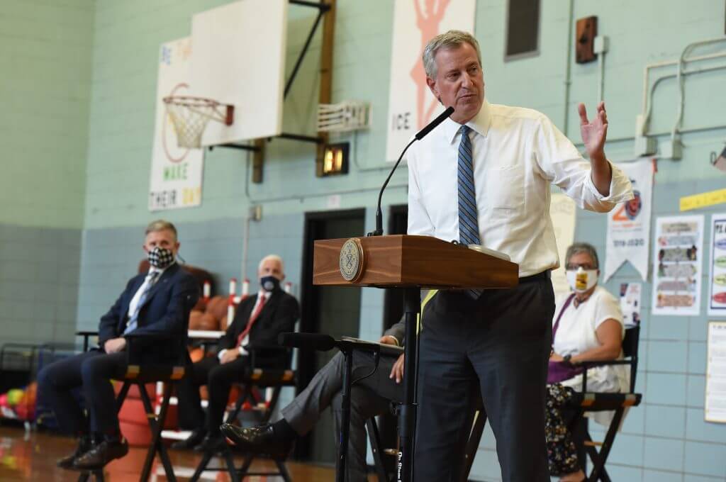 Las escuelas primarias públicas de la ciudad de Nueva York reabrirán el 7 de diciembre, anunció de Blasio