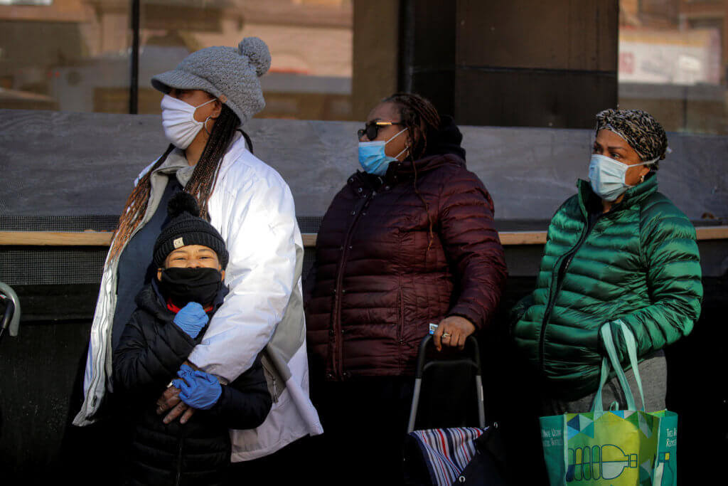 A medida que la pandemia golpea los bolsillos, los neoyorquinos hacen fila para pavos gratuitos de Acción de Gracias
