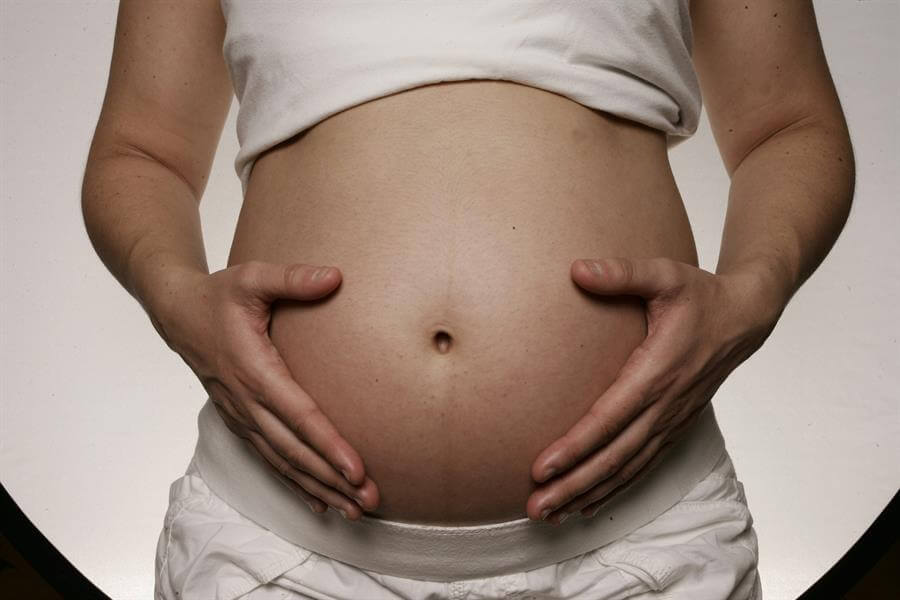 Mujeres embarazadas con poca probabilidad de transmitir COVID-19 a recién nacidos