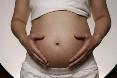 Mujeres embarazadas con poca probabilidad de transmitir COVID-19 a recién nacidos