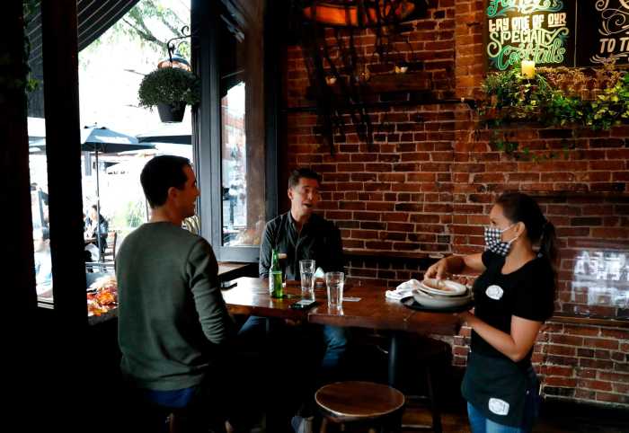 Nueva York prohíbe el consumo en el interior de bares y restaurantes para frenar los casos de covid
