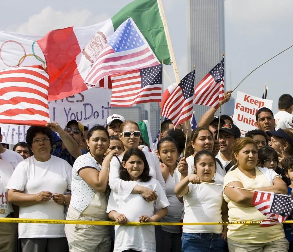 Pese a ataques de Trump los estadounidenses están más receptivos a la inmigración