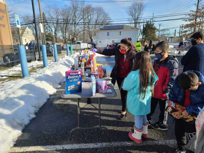 Exitosa distribución de juguetes, abrigos y útiles escolares en Westbury