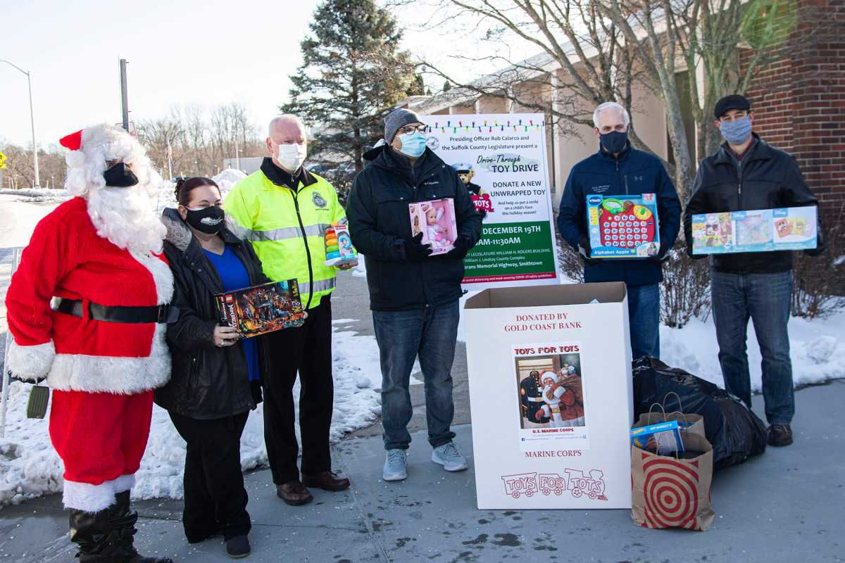 Legislatura de Suffolk recolecta donaciones de juguetes en evento 'drive-thru'