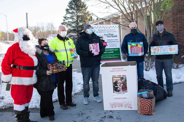 Legislatura de Suffolk recolecta donaciones de juguetes en evento 'drive-thru'