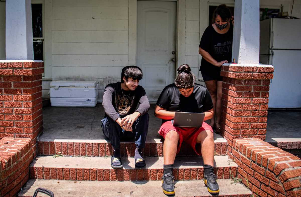 41% de hispanos citan el costo como barrera para acceder internet de alta velocidad