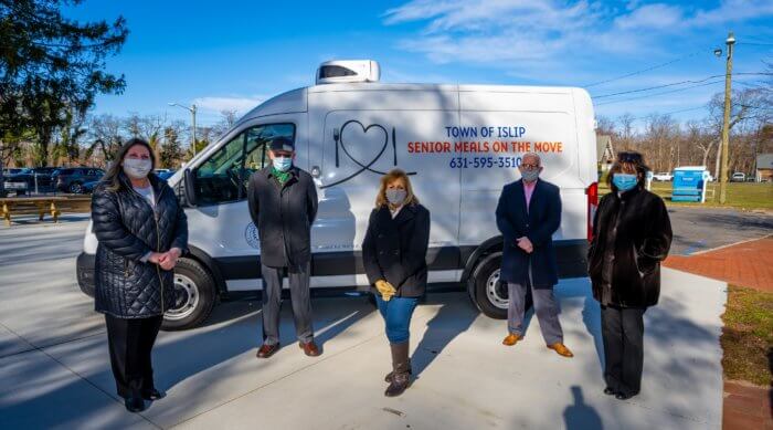 Islip recibe nueva camioneta refrigerada para transportar comidas a ancianos
