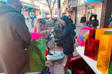 Residentes de Queens reciben regalos principescos el día de Reyes Magos