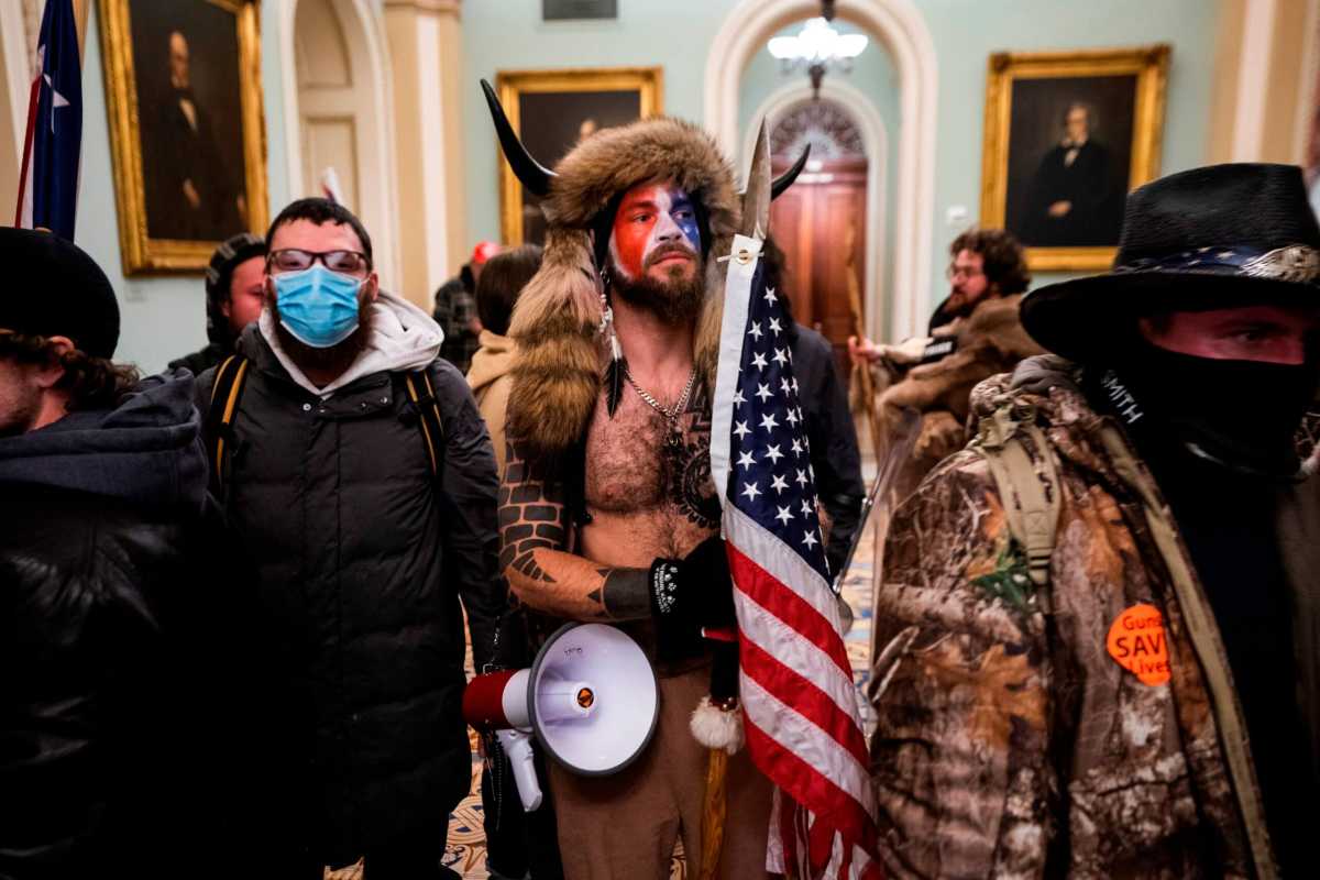 Deplorable: 'El Chamán de QAnon' presidió el Senado de EEUU