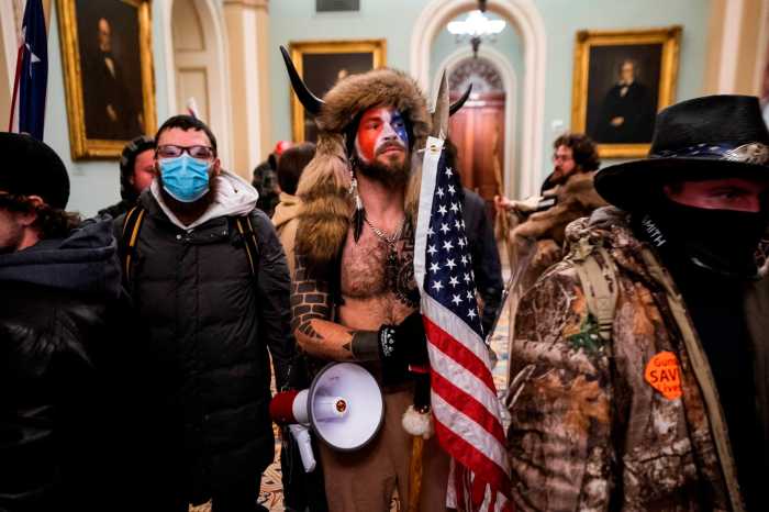 Deplorable: 'El Chamán de QAnon' presidió el Senado de EEUU