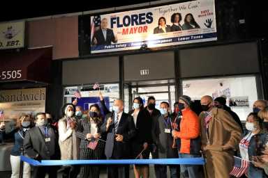 Candidato a alcaldía de Hempstead, Herb Flores, inauguró local de campaña