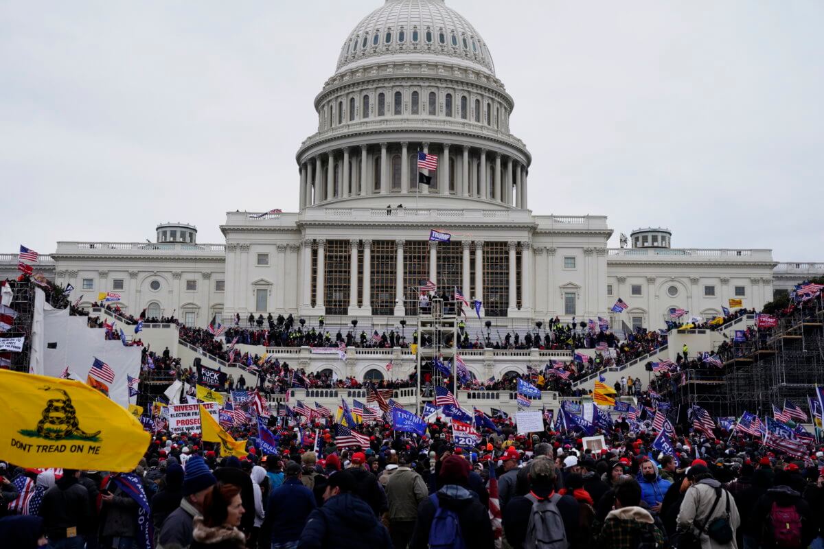 Legisladores y funcionarios de L.I. repudian asalto al Capitolio motivado por Trump