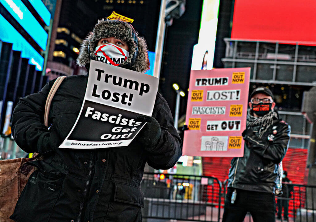 Manifestantes descienden al hotel Trump y convocan protestas diarias en respuesta al asalto al Capitolio
