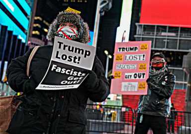 Manifestantes descienden al hotel Trump y convocan protestas diarias en respuesta al asalto al Capitolio