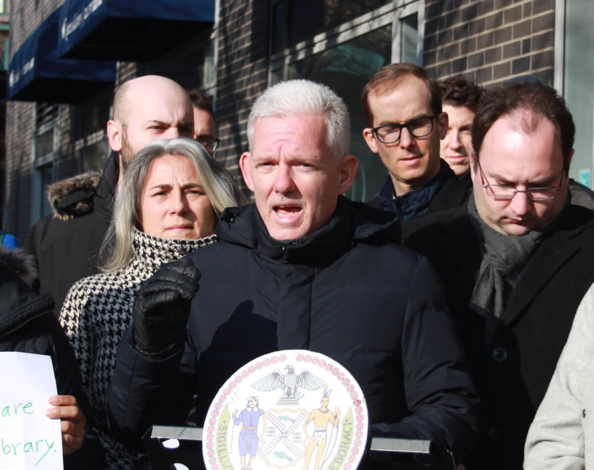 Jimmy Van Bramer se postula para presidente de Queens y senadora hispana lo apoya