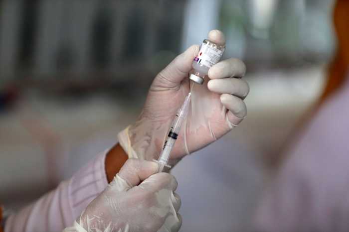 ¿Qué deben saber los pacientes con problemas cardíacos y de ataques cerebrales acerca de las vacunas contra el COVID-19?