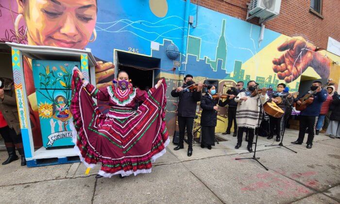 Inmigrantes mexicanos en NY dan bienvenida a refrigerador comunitario