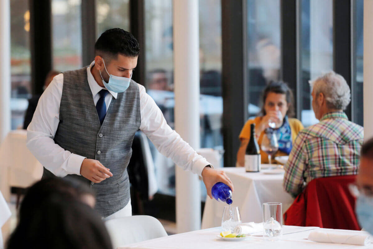 Restaurantes abrirán comedores interiores justo a tiempo para Día de los Enamorados