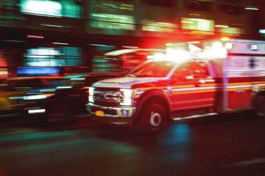 Detectives aprenden a mujer de Brooklyn que dio a luz a un bebé hallado muerto en un contenedor de basura