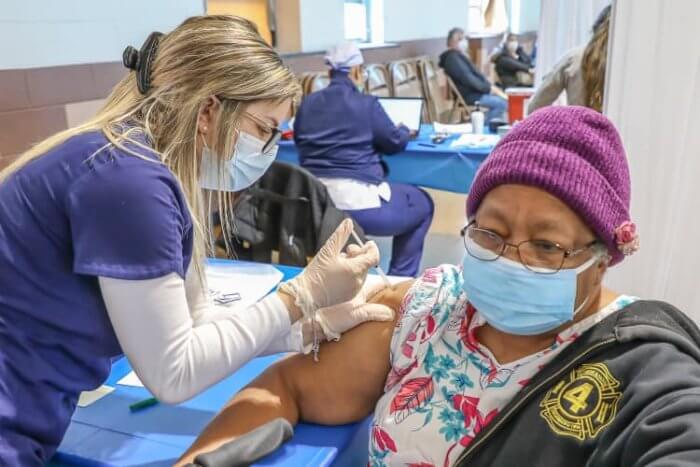 Vacunan a 500 personas en la comunidad de Glen Cove, Nassau