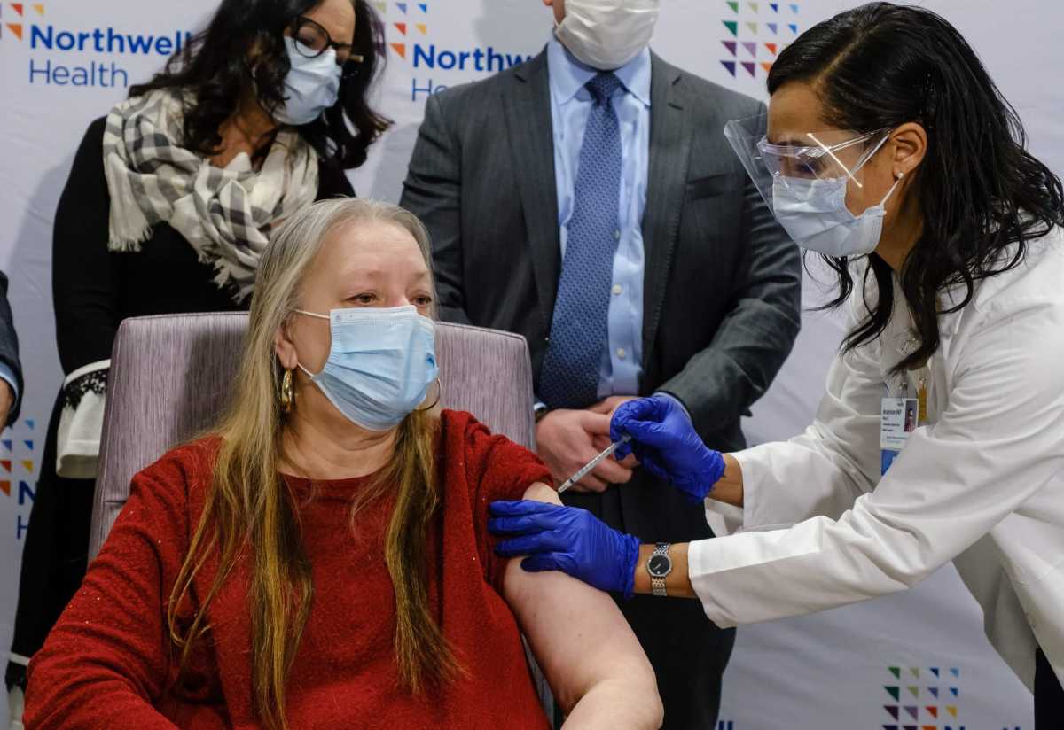 Residentes de Long Island comienzan a recibir la vacuna Johnson & Johnson