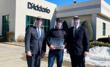 D’Addario dona 2000 protectores faciales para trabajadores y electores en Suffolk