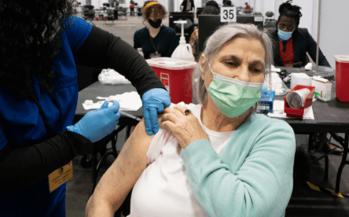 Neoyorquinos de 60 años o más pueden recibir la vacuna del COVID-19