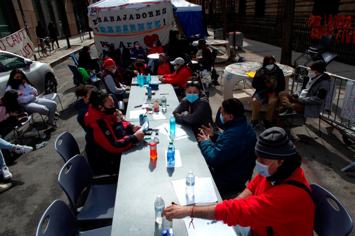 Inmigrantes excluidos exigen al gobernador de NY acceso a ayuda económica