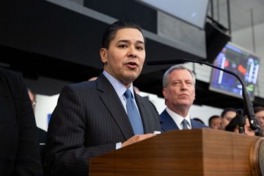 Renuncia canciller de educación Carranza después de 3 años; Superintendente del Bronx toma su lugar