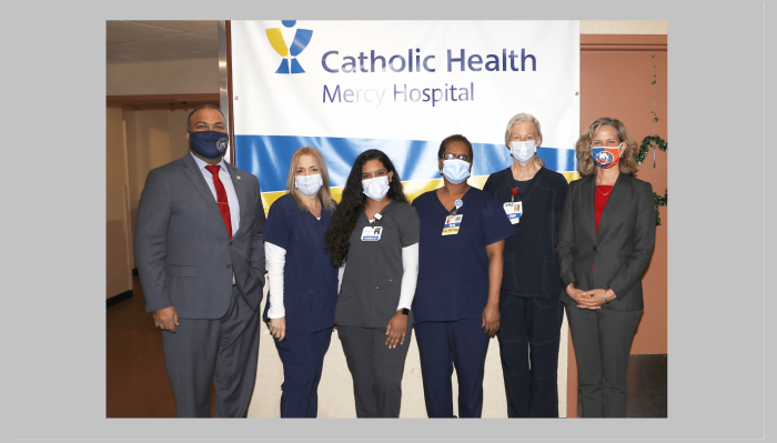 Curran se asocia con el senador Thomas y Catholic Health Services para vacunar a poblaciones vulnerables