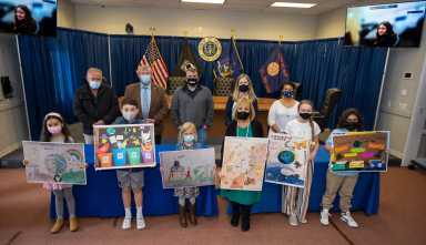 Premian a estudiantes ganadores de concurso de carteles del Día de la Tierra