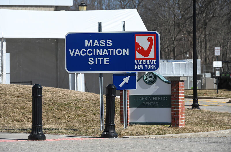 Sitios de vacunación administrados por el estado de NY aceptan visitas sin cita previa