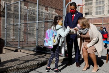 Miles de estudiantes de la ciudad de Nueva York regresan a las clases presenciales