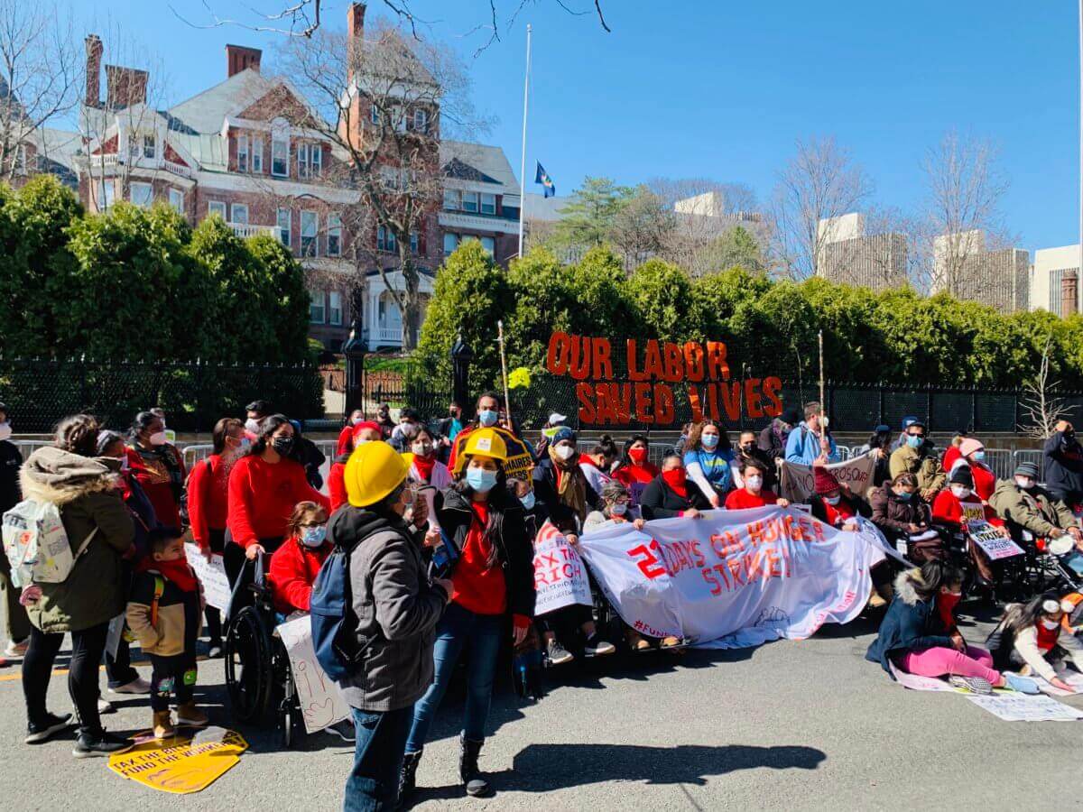 Trabajadores excluidos en huelga de hambre temen que $2.1 mil millones en ayuda del estado no sea suficiente