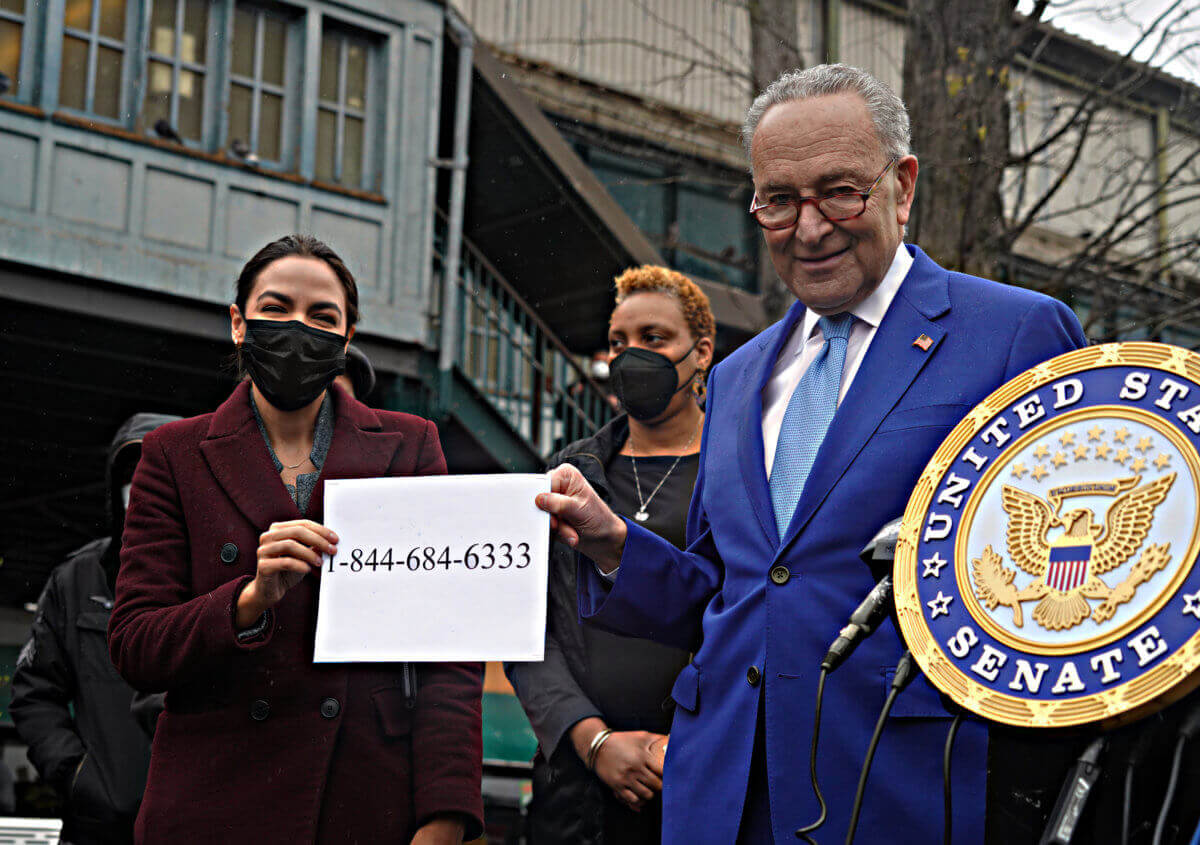 Schumer y Ocasio-Cortez instan a los neoyorquinos que perdieron a familiares por COVID-19 a buscar reembolso por funeral