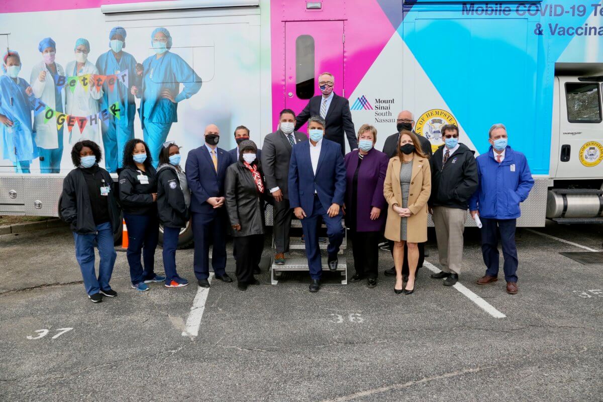 La primera unidad móvil de vacunación COVID-19 de Nueva York llega a la carretera