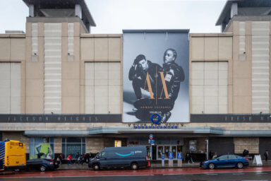 Abren centro de vacunación Covid-19 en Queens Center Mall en medio de llamados oficiales para más sitios