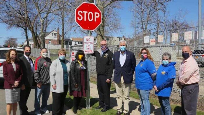 Presentan nuevas señales luminosas de 'STOP' en Rath Park de Franklin Square