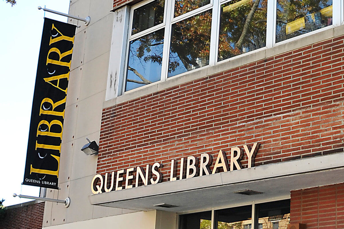 Biblioteca de Queens reabrió cinco sucursales adicionales con servicio «para llevar»