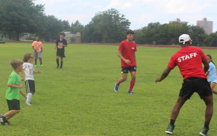 Campamento de verano de Queens College reabre con instrucción en persona