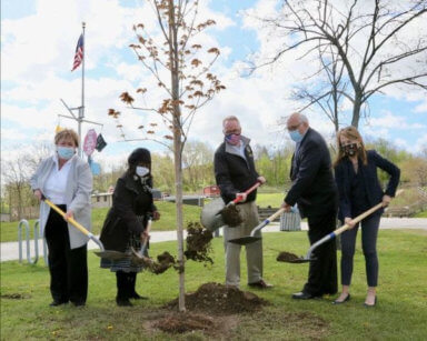 Conmemoran el Día del Árbol en Town de Hempstead