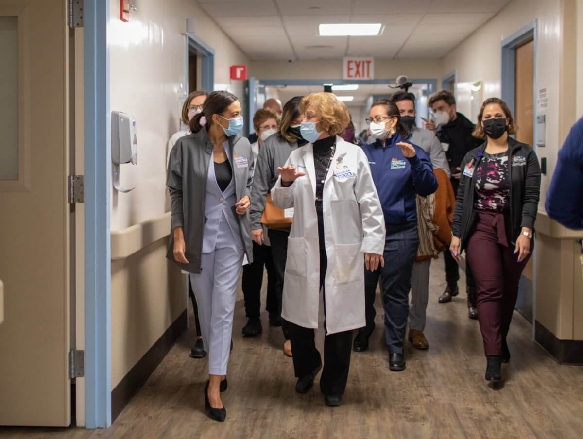 Congresista AOC lanza serie de videos en español para aumentar vacunación contra Covid-19 en Corona