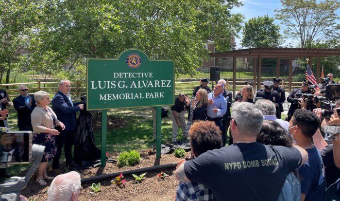 La legisladora Debra Mulé conmemora la gran inauguración del parque conmemorativo a Luis G. Alvarez en Oceanside